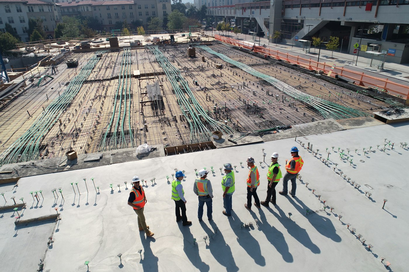 Equipo de obra caminando en el lote